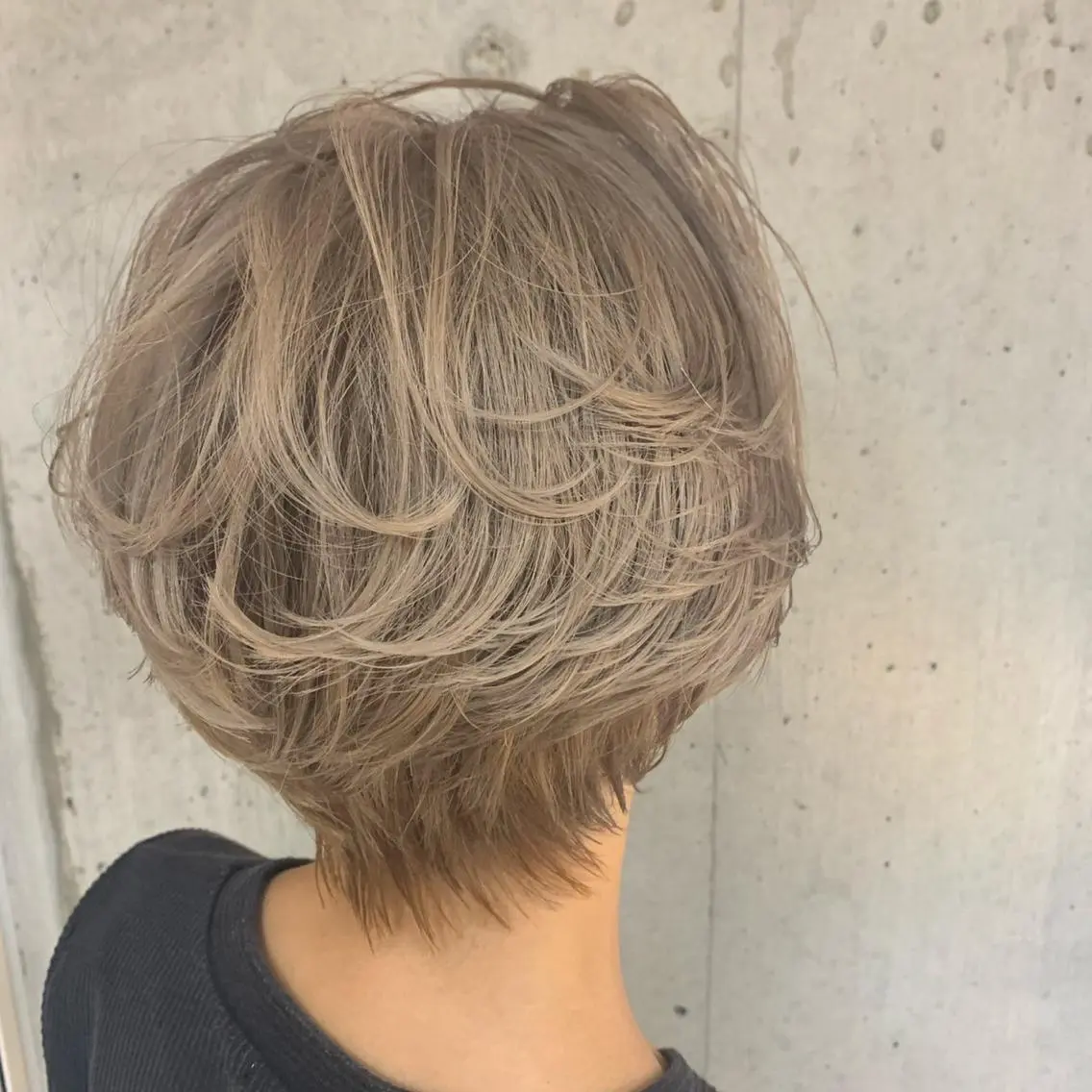 ショート カラー ショートボブ アッシュ ベージュカラー ブリーチ ケアブリーチ コバヤシ リョウのヘアスタイル