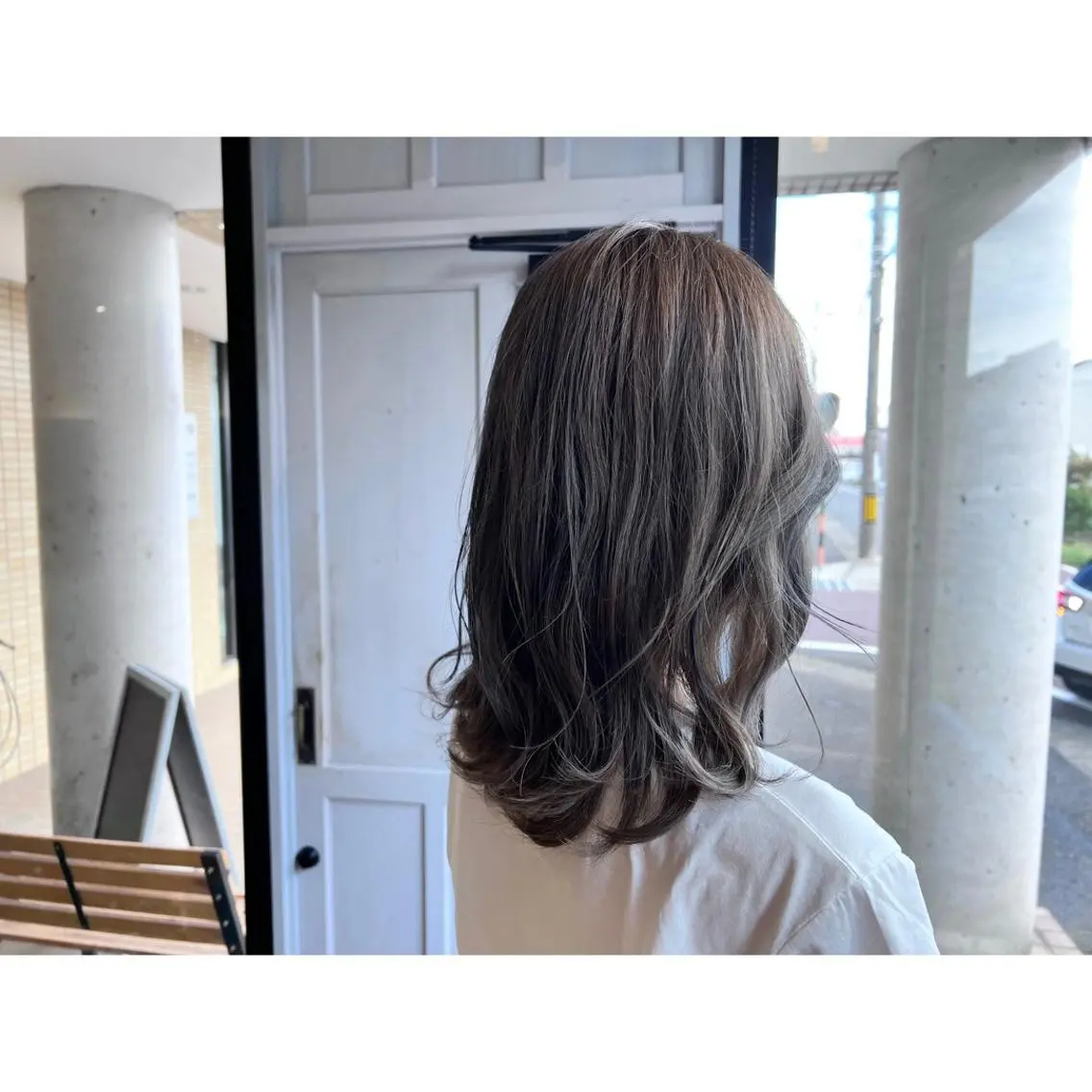 セミロング カラー グレージュ ハイトーンカラー ヘアカラー トリートメント ツキダテ ユイのヘアスタイル
