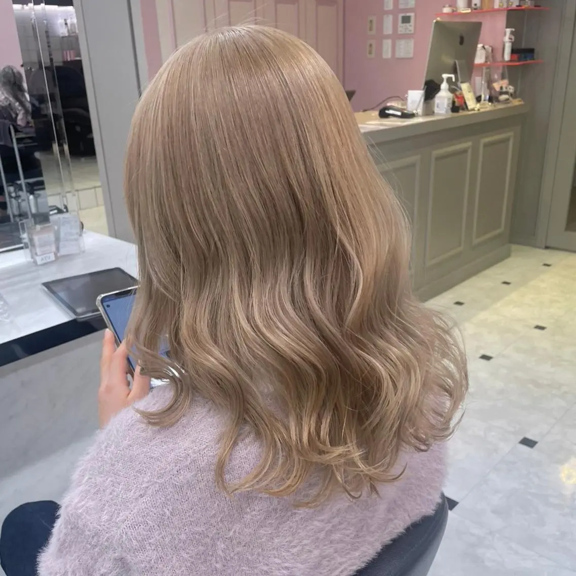 ロング カラー ラベンダー💜 グレージュ🩶のヘアスタイル