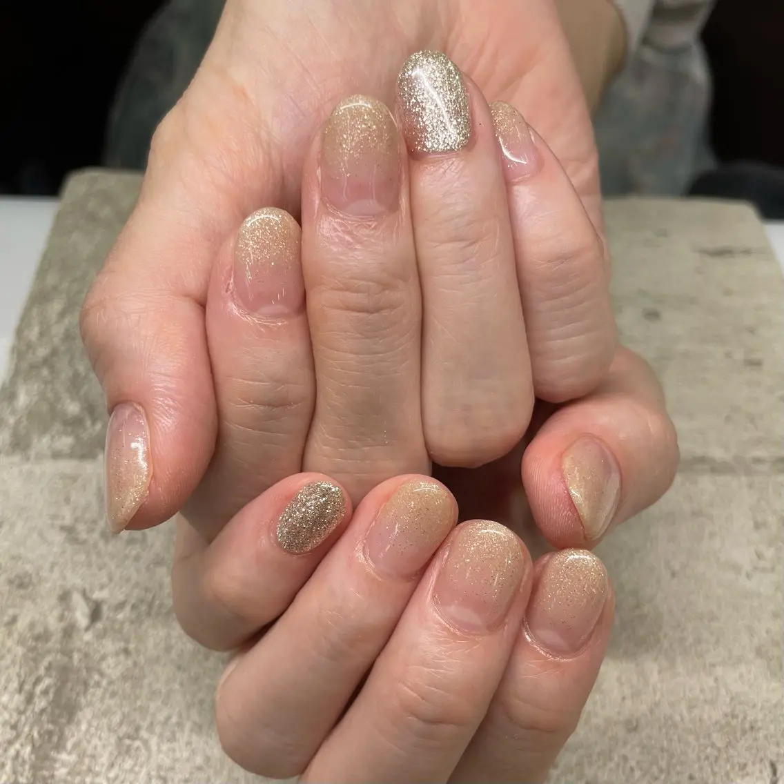 ネイル ゴールド グラデーション キラキラネイル ラメ(グリッター) ワンカラーネイル MAXKELLY EMIのネイルデザイン