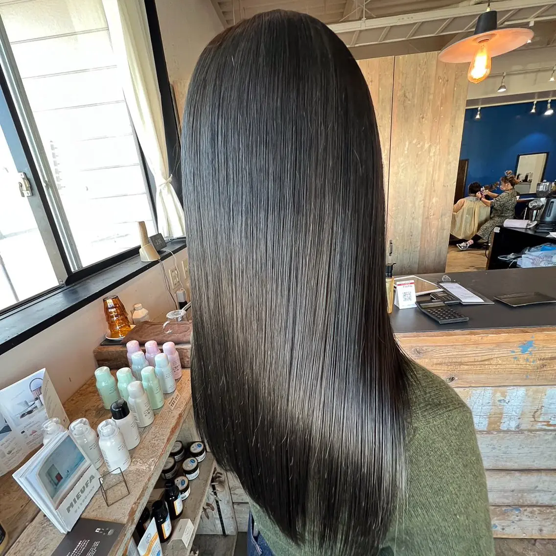 ロング 髪質改善 酸性ストレート 縮毛矯正 トリートメント 岸下 理緒のヘアスタイル