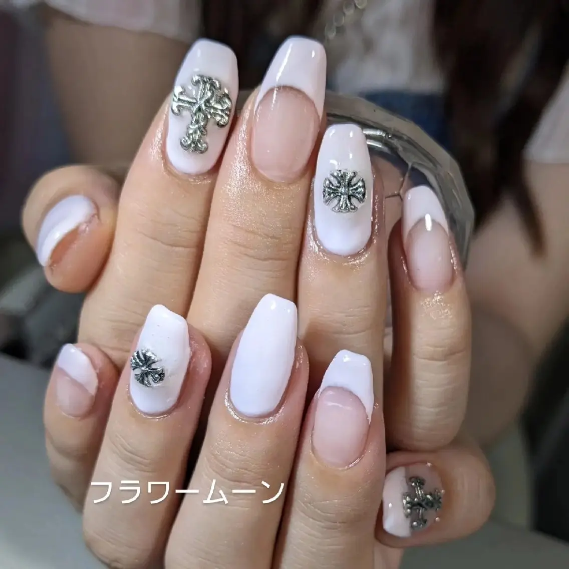 ネイル フレンチネイル フラワー ムーンのネイルデザイン