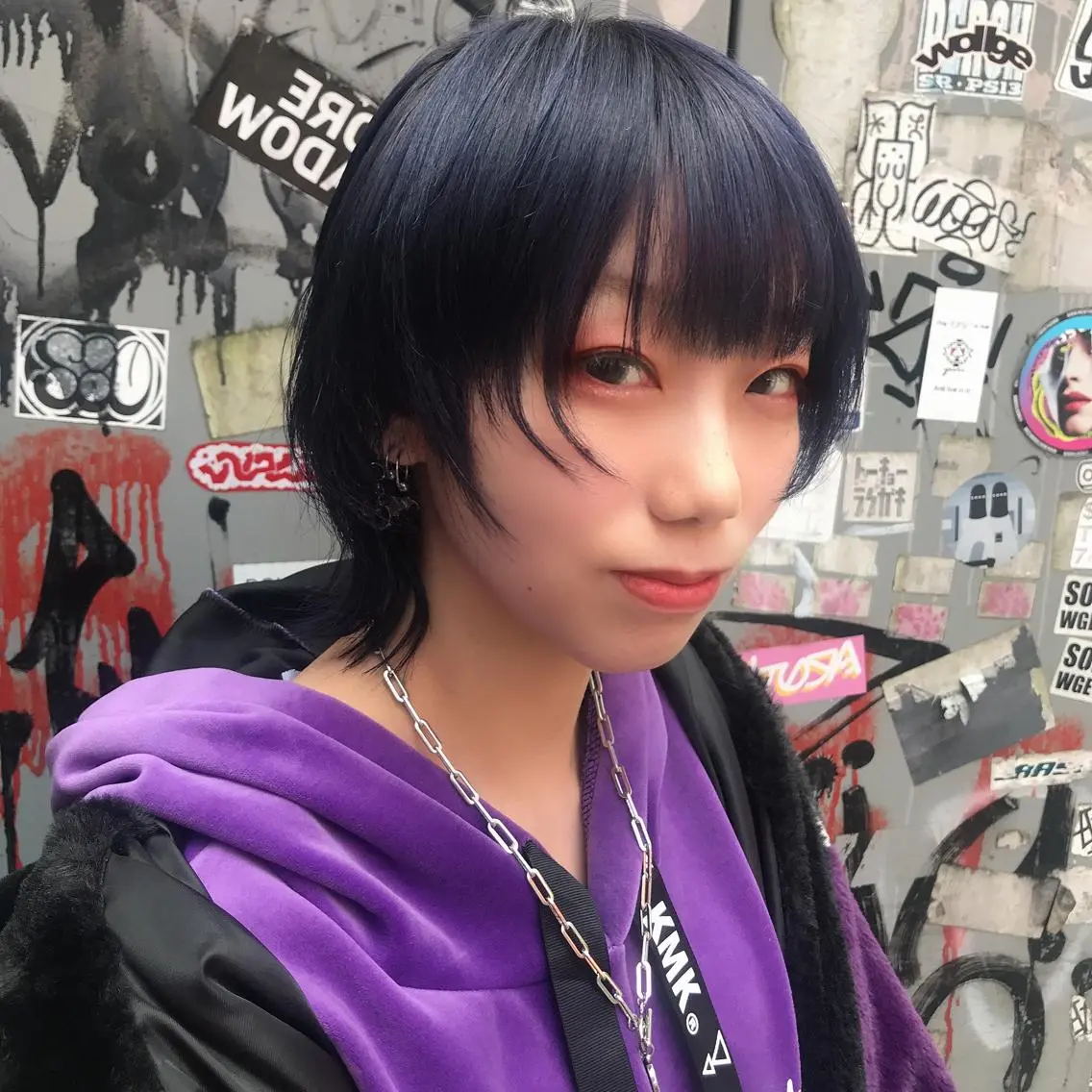 ミディアム カラー ネイビーカラー ウルフカット ホワイト&レイヤーカ ットエクステ長畠俊輔のヘアスタイル