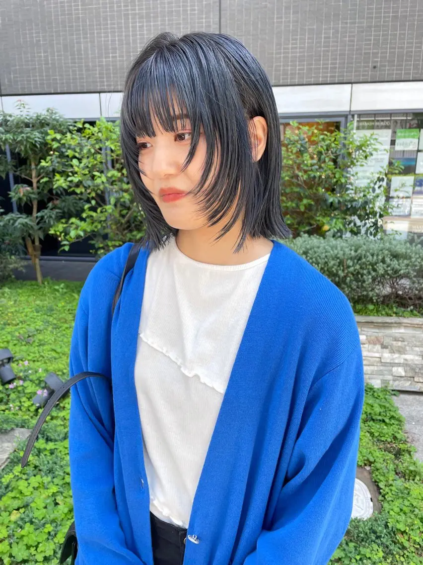 ミディアム カラー パーマ ヘアアレンジ メンズ キッズ ネイル マツエク・マツパ アイブロウ ブルーカラー 顔まわりレイヤー レイヤーカット ブルー tatsumi/ボブ ウルフ/レイヤーのヘアスタイル