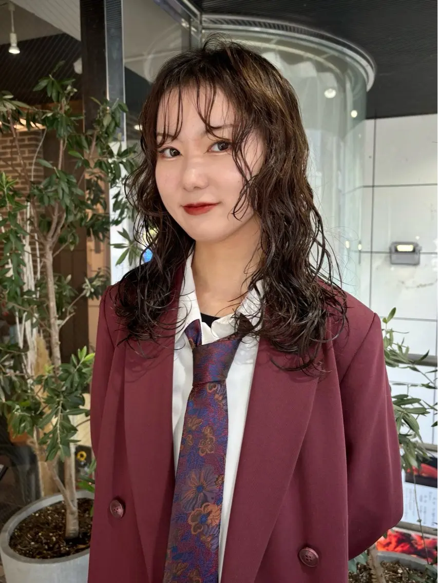 ロング パーマ ニュアンスパーマ カット パーマ トリートメント ヘッドスパ 髪質改善 ネイル コトミ🐸のヘアスタイル