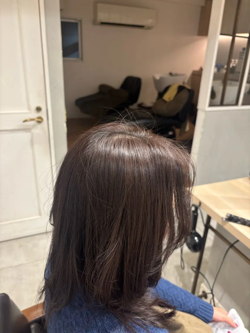 セミロング アッシュ ヘアカラー 日野 鈴のヘアスタイル