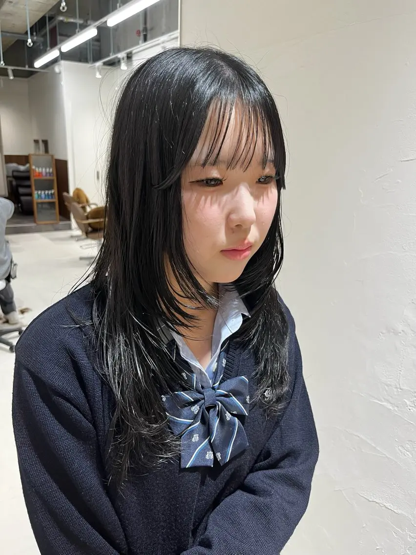 ロング カラー 黒髪 ブルーカラー ブルーブラック 顔まわりレイヤー レイヤーカット カット トリートメント レイヤーカット/ブラ ウンカラー/河野凜のヘアスタイル