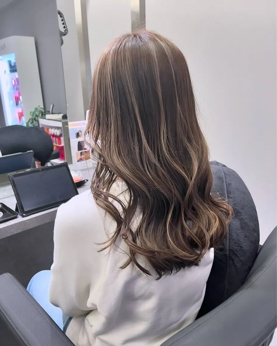 ロング カラー ベージュカラー グレージュ ハイライトカラー ハイライト カット ヘアカラー ケアブリーチ 若杉圭大のヘアスタイル