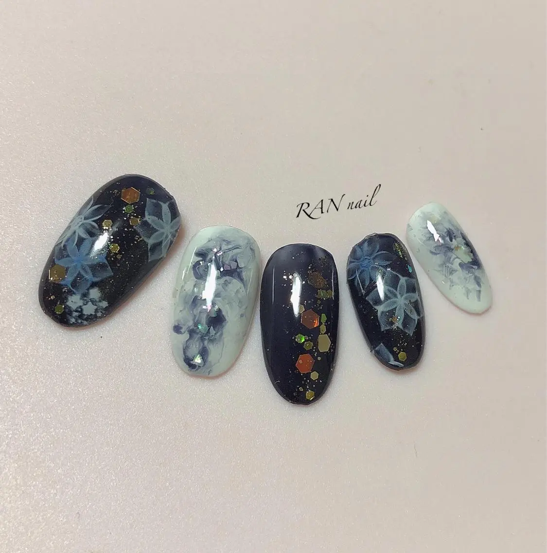 ネイル フラワーネイル フットネイル ゴールド オフィスネイル 冬ネイル ハンドネイル フットネイル RAN nailのネイルデザイン