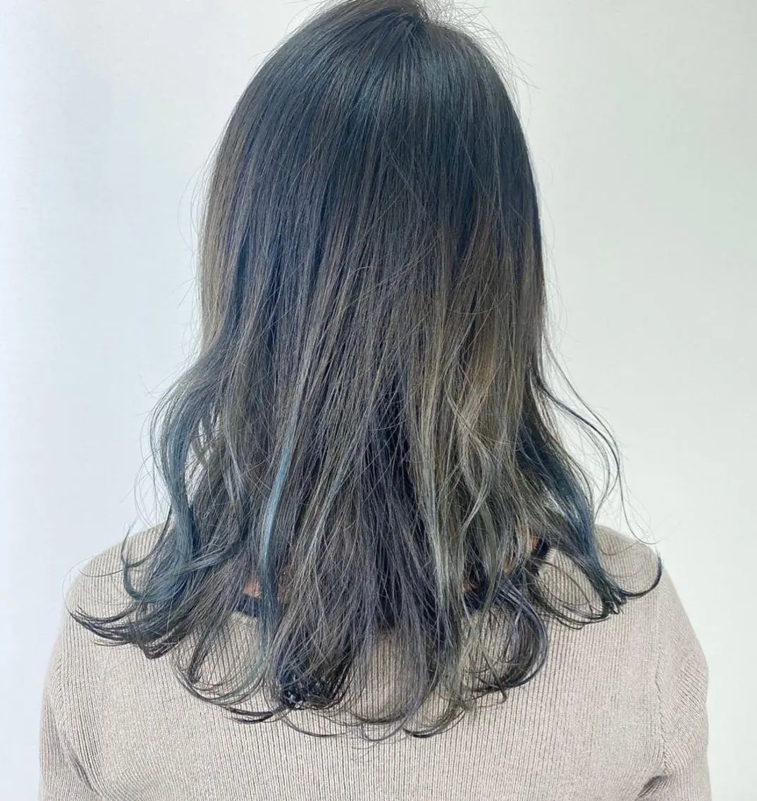 ミディアム カラー ブルーカラー ハイライトカラー ハイライト 草野 奈扇のヘアスタイル