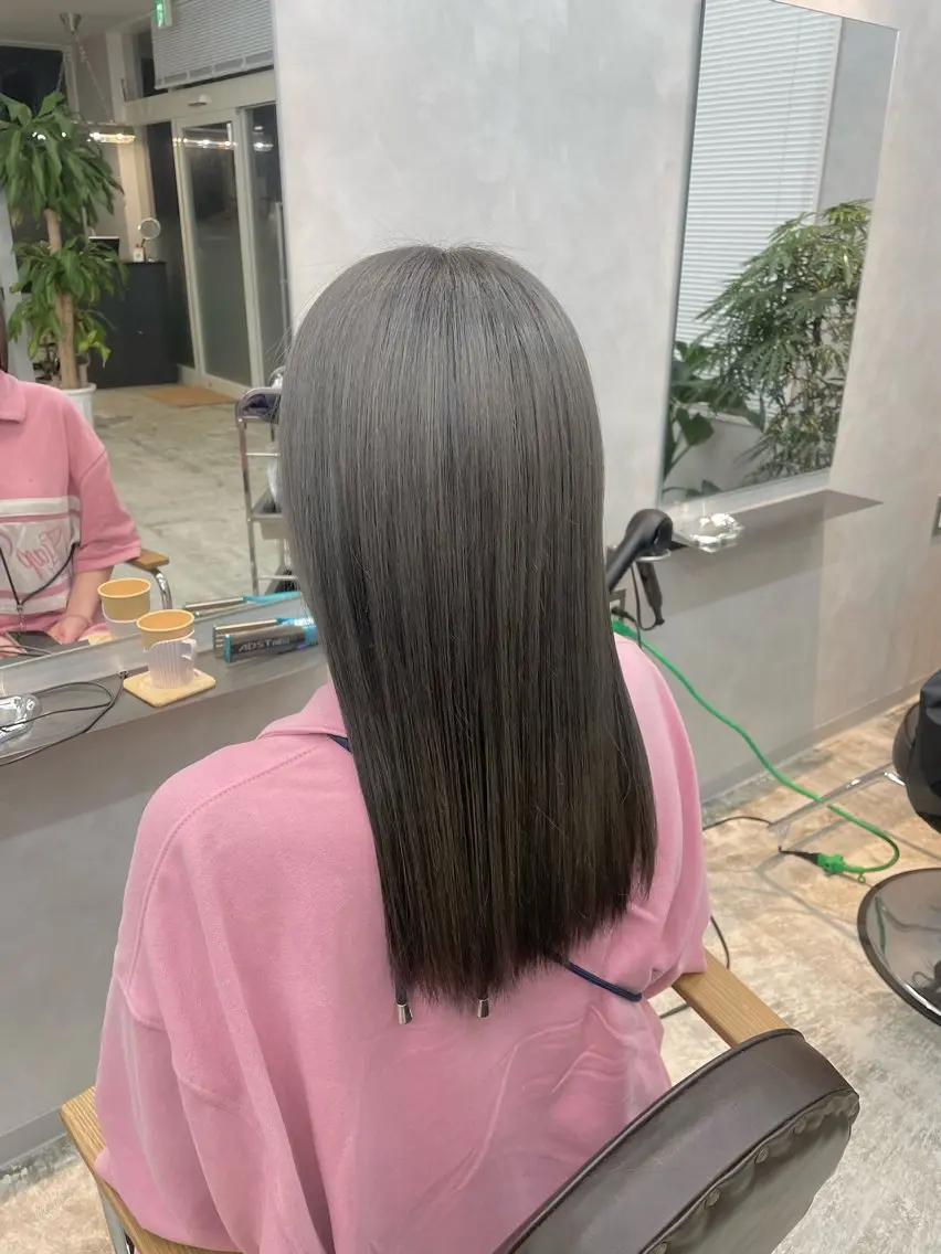 セミロング カラー グレージュ シルバー シルバーグレージュ ヘアカラー 竹森 鈴乃のヘアスタイル