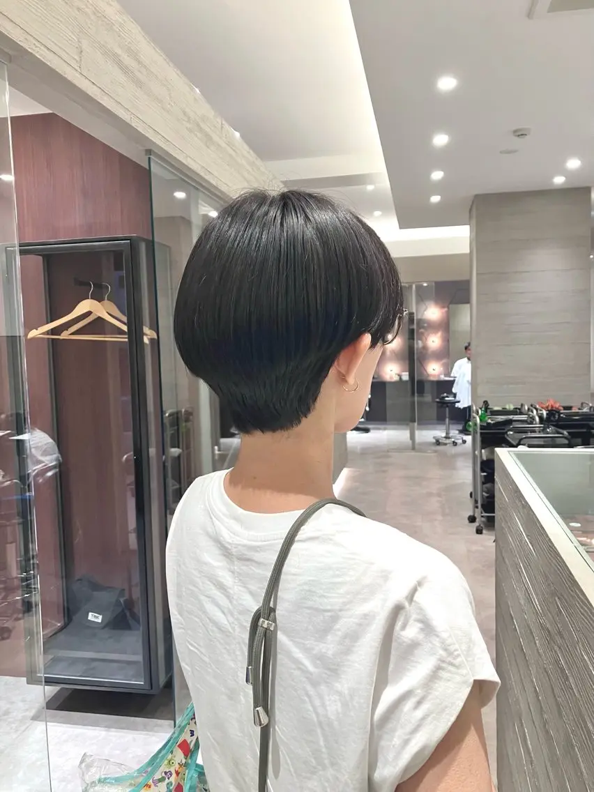 ショート カラー ブラウンカラー マットブラウン ショートヘア サキ🤍ハイトーン 🩰くびれ巻きヘアのヘアスタイル