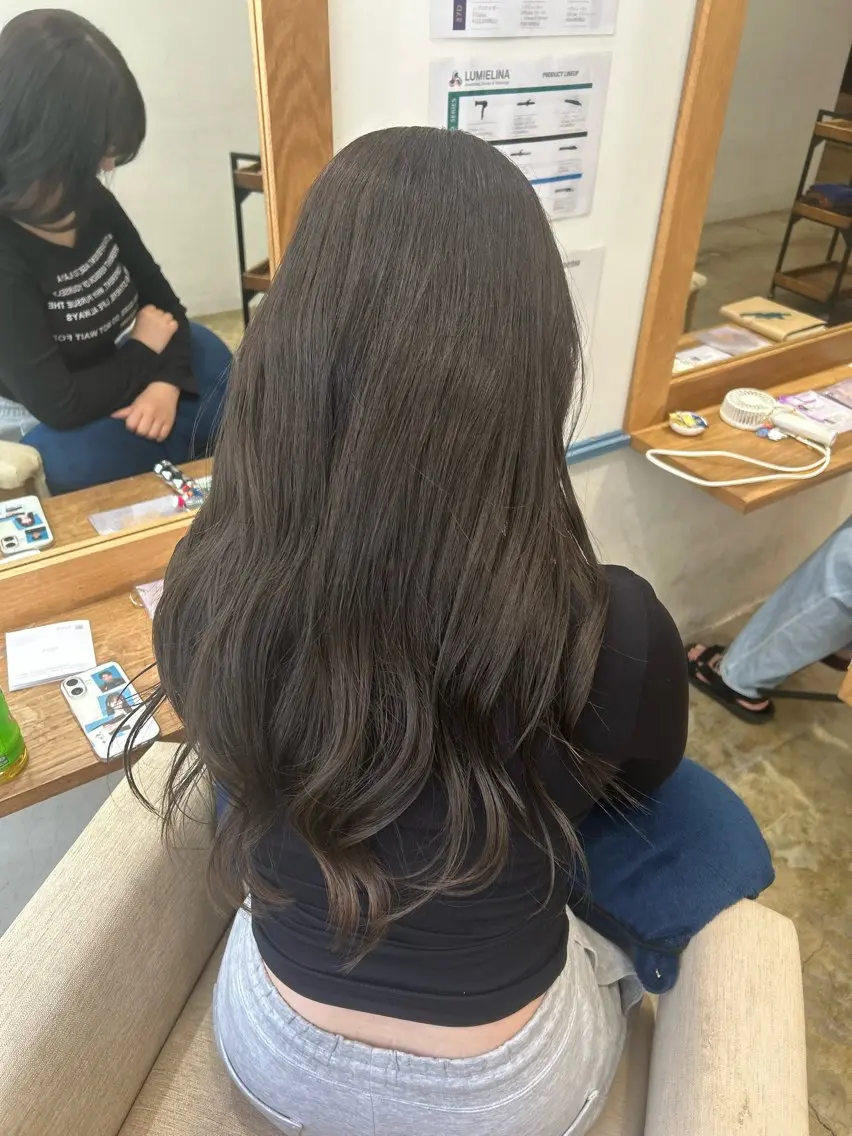 ロング カラー 花城 七海のヘアスタイル