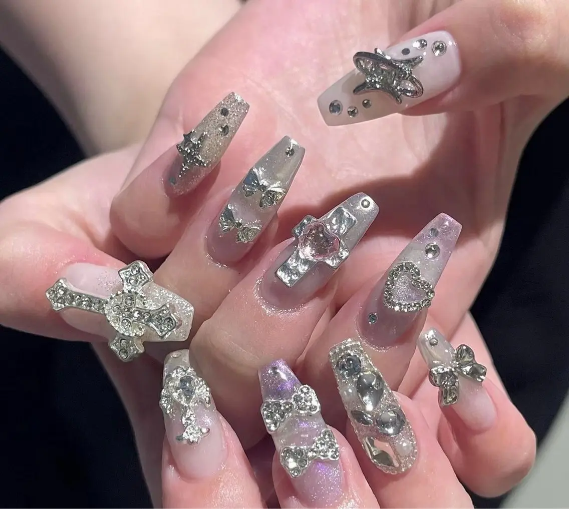 ネイル マグネットネイル ピンク ネイルチップ 冬ネイル クリスマス ハンドネイル Lee Nailsのネイルデザイン