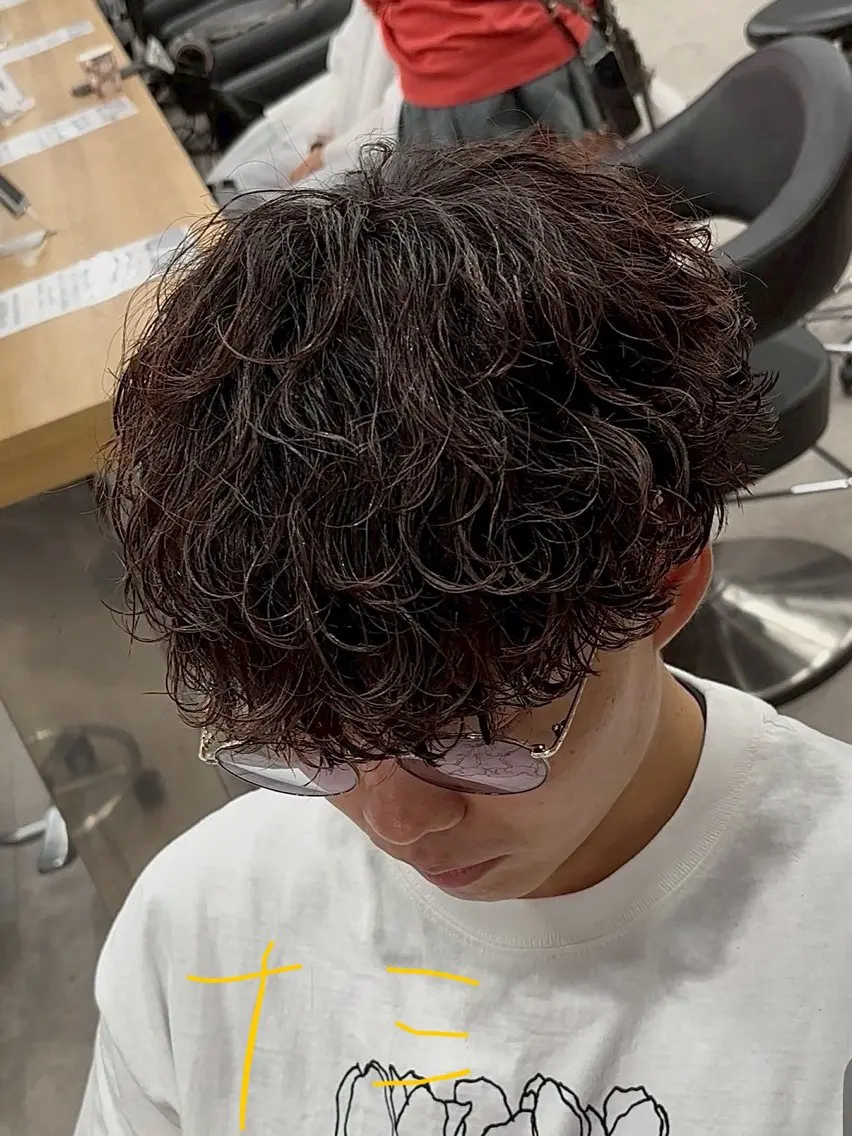 ショート パーマ メンズ メンズパーマ 波巻きパーマ シャドウ/フェザー 朝崎倭斗のヘアスタイル