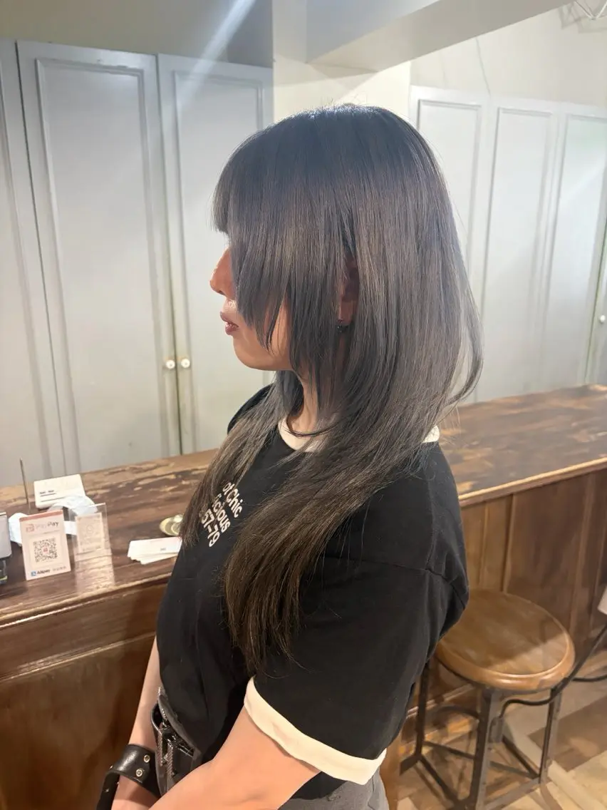 ロング カラー ブルーカラー デザインカラー シルバー レイヤーカット 盛れるレイヤー× ウルフMari🪽のヘアスタイル