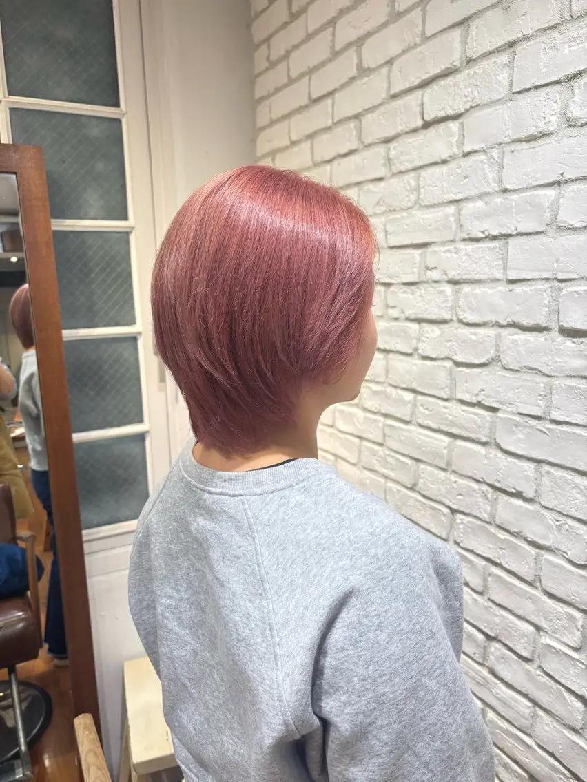 カラー メンズ ピンクカラー 岩崎 優のヘアスタイル