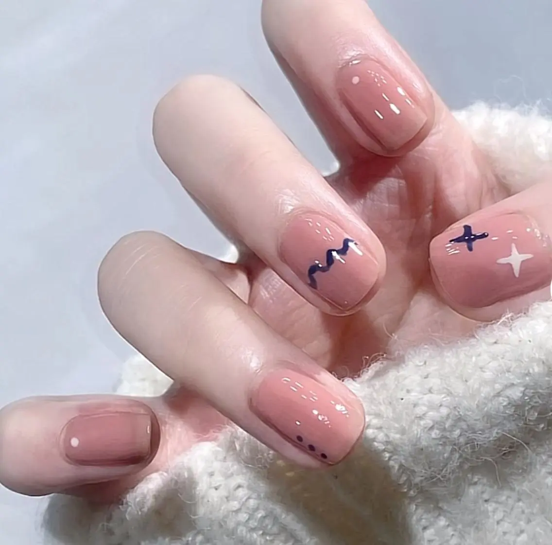 ネイル シンプルネイル Queen‘s なんのネイルデザイン
