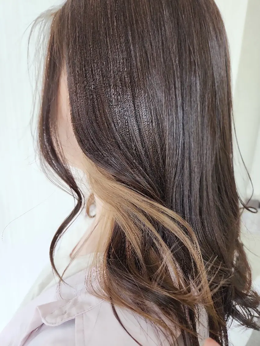 ロング カラー ベージュカラー ブリーチ ケアブリーチ インナーカラー ミルクティーベージュ カット ヘアカラー 安達まい/ インナーカラー◎のヘアスタイル