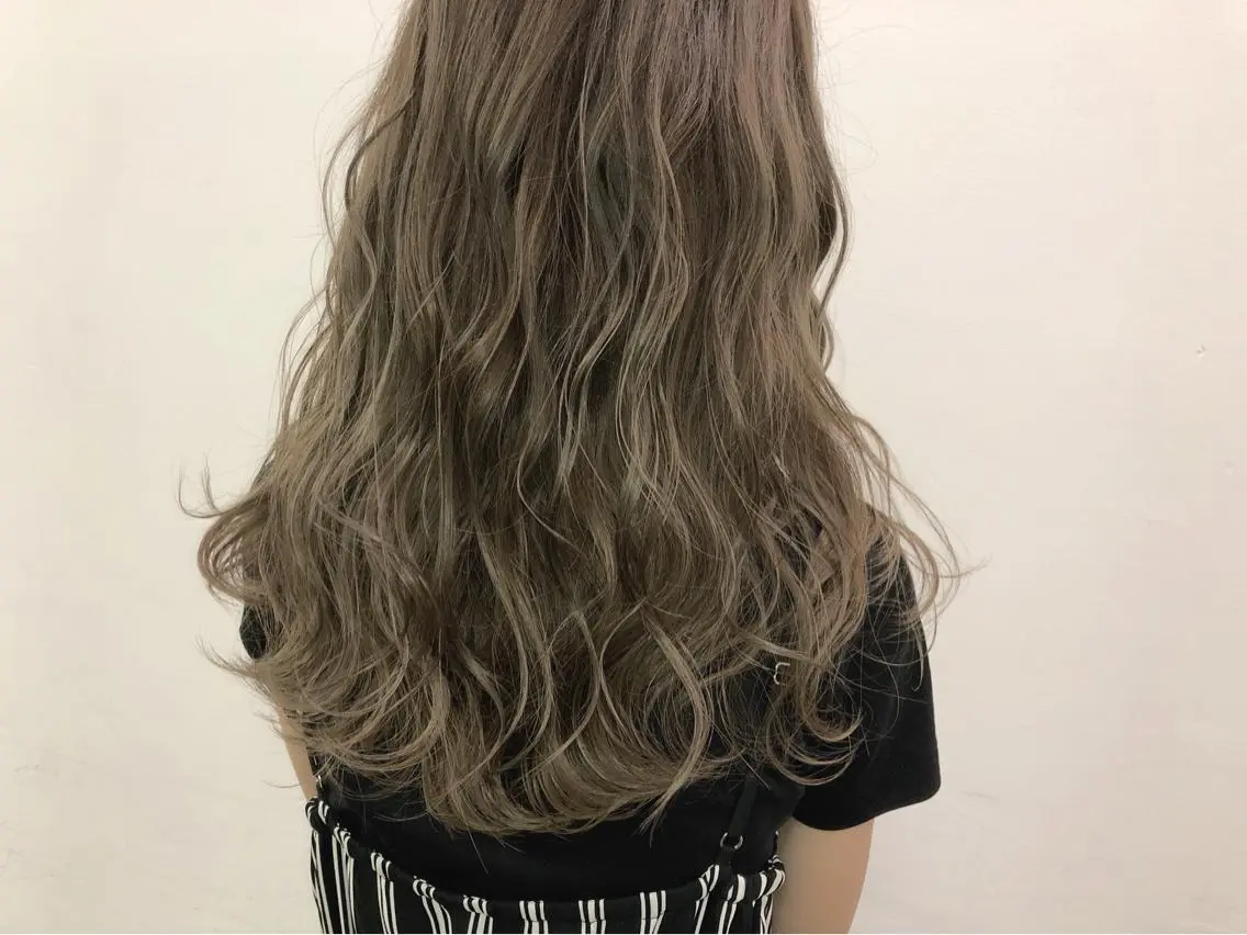 セミロング カラー グレージュ ハイライトカラー ミルクティーグレージュ ハイライト メンズ レイヤー ウルフ 弓木啓輔のヘアスタイル
