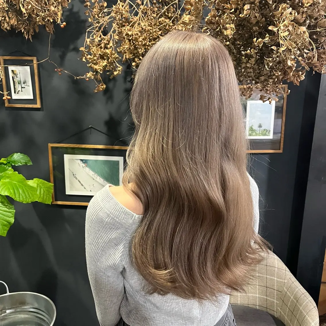 ロング カラー ブリーチ グレージュ ミルクティーグレージュ 岸本 まほのヘアスタイル