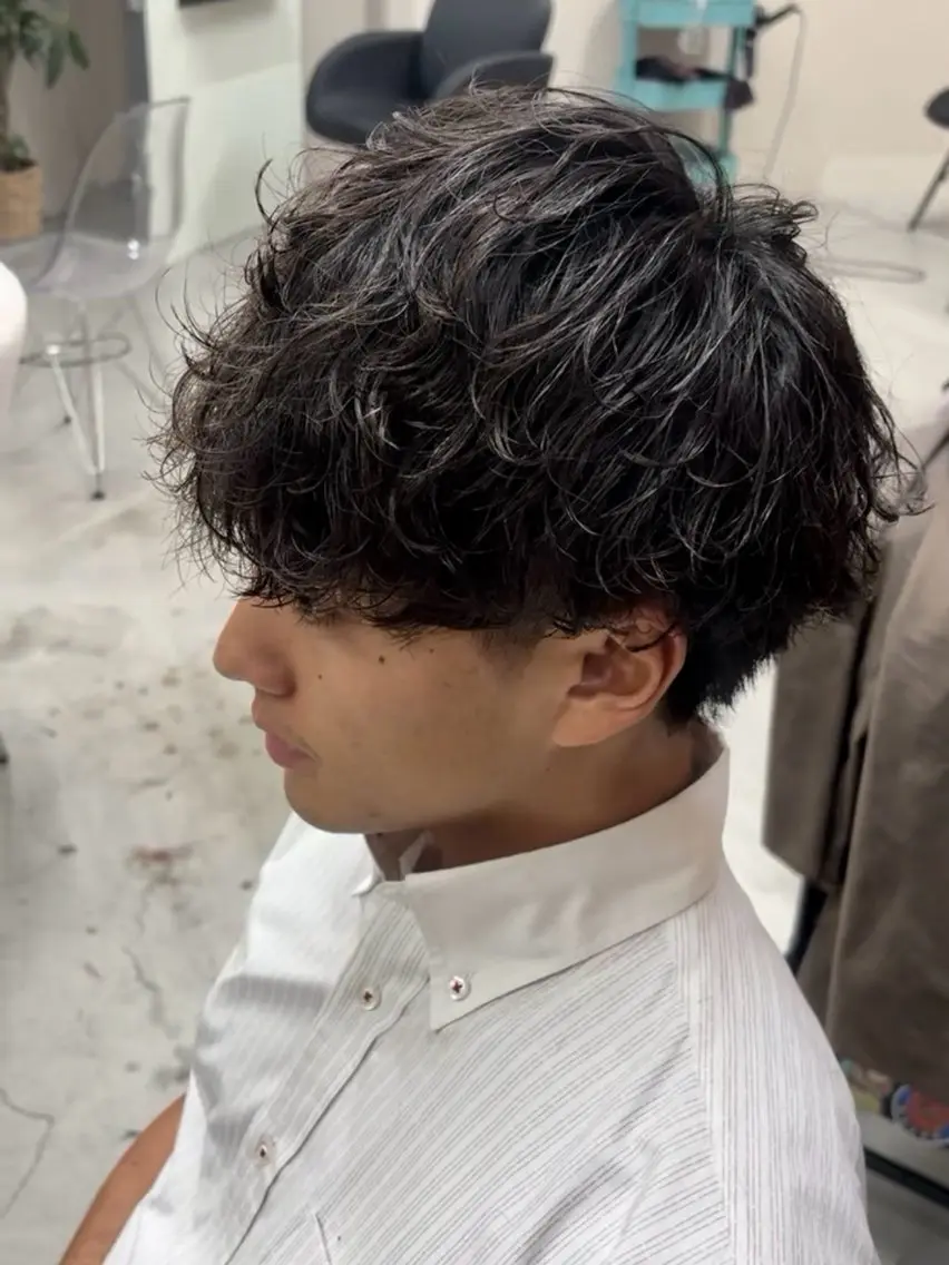 パーマ メンズ メンズブリーチ センターパート フェザーパーマ メンズハイトーン メンズインナーカラー カット パーマ メンズ特化 荻窪シュウタロウのヘアスタイル