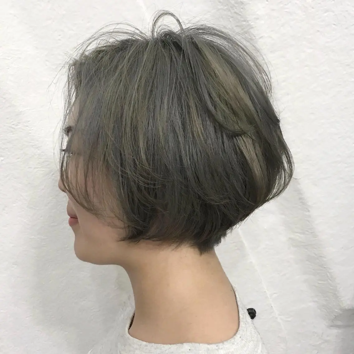 ショート カラー アッシュ ブリーチ ショートヘア K-POP好き美容師 🇰🇷Kai.Yのヘアスタイル