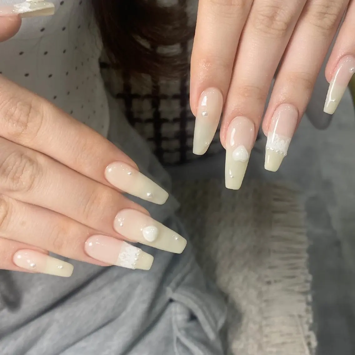 ネイル チークネイル フレンチネイル ジェルネイル ガーリー キラキラネイル ハンドネイル UM Nail Salonのネイルデザイン