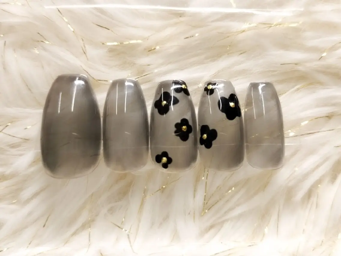ネイル ニュアンスネイル シンプルネイル She by M. Ryoukaのネイルデザイン