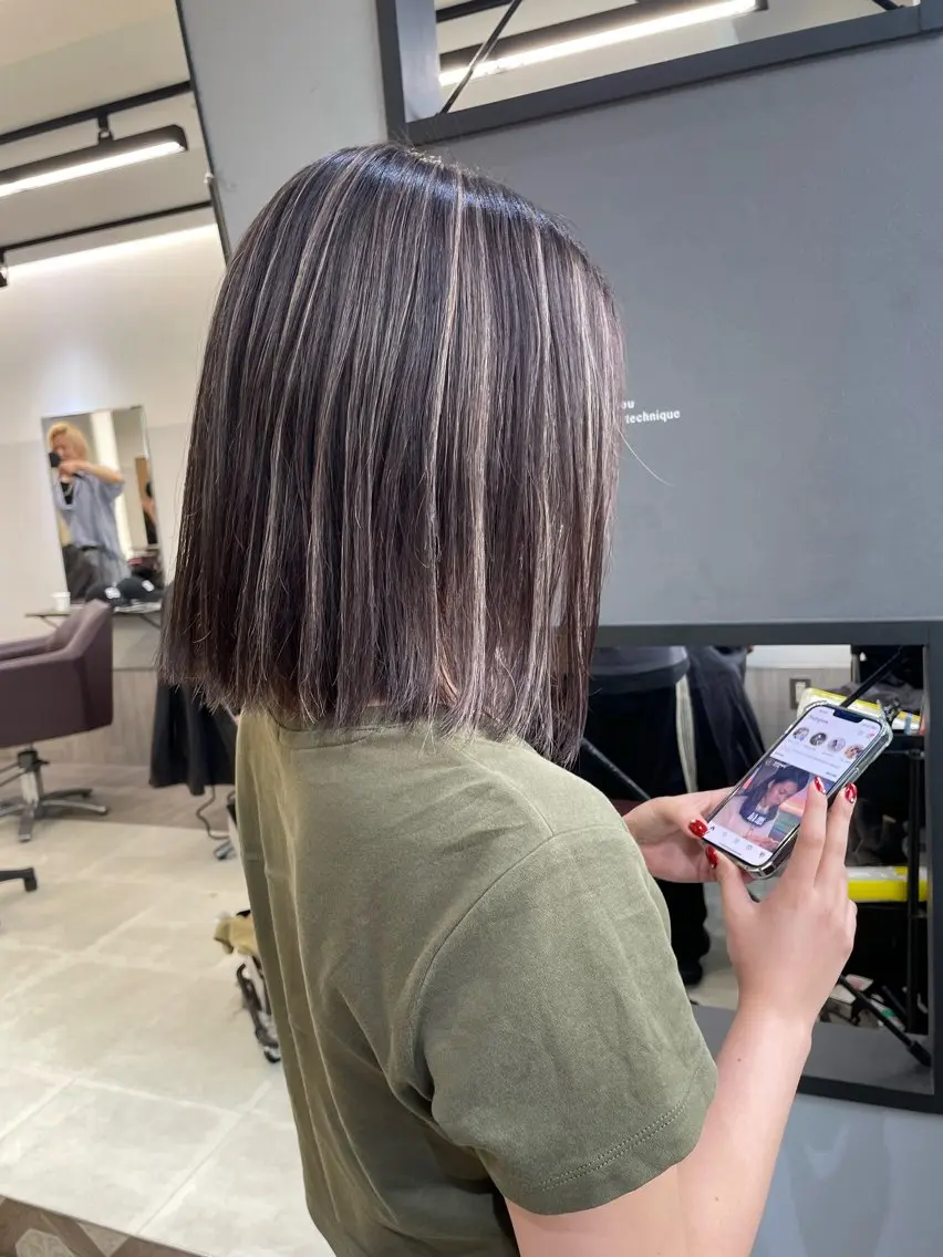 ショート ハイライト AIRI layer cut hairのヘアスタイル