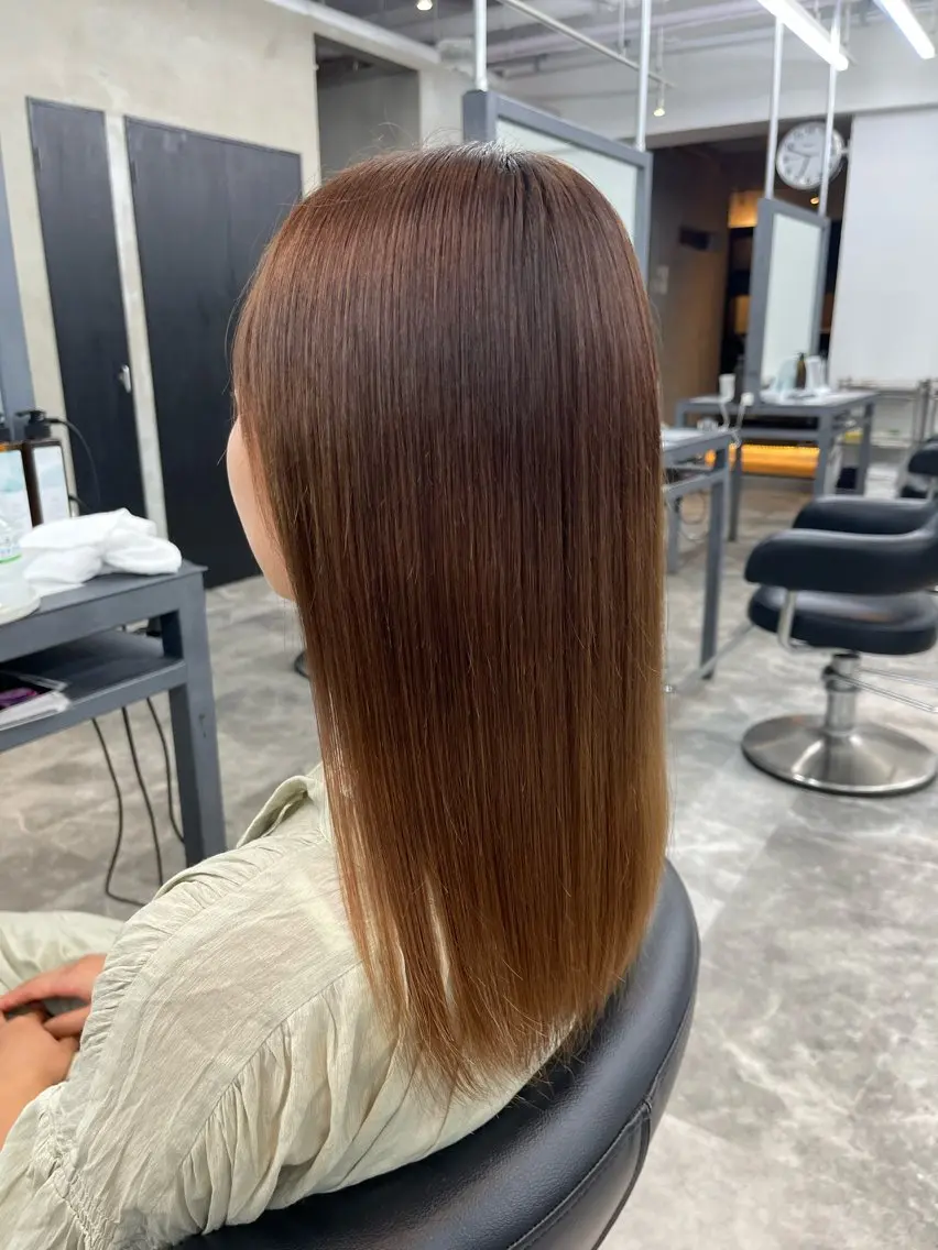 セミロング 縮毛矯正🐼暖色 根本侑季のヘアスタイル