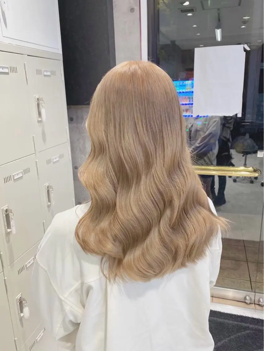 セミロング カラー アッシュ アッシュグレー ベージュカラー ブリーチ ブロンド 【ときめき屋さん🎀 ハイトーン大和🎀】のヘアスタイル
