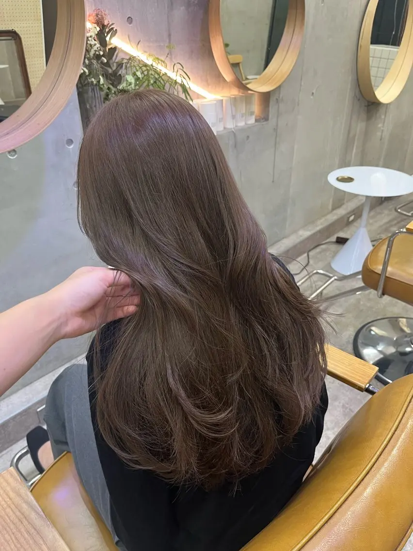ロング ラベンダーベージュ 顔周りカット ヘアカラー 🤎𝐌𝐚𝐨⌇ お悩み解決美容師🤎のヘアスタイル