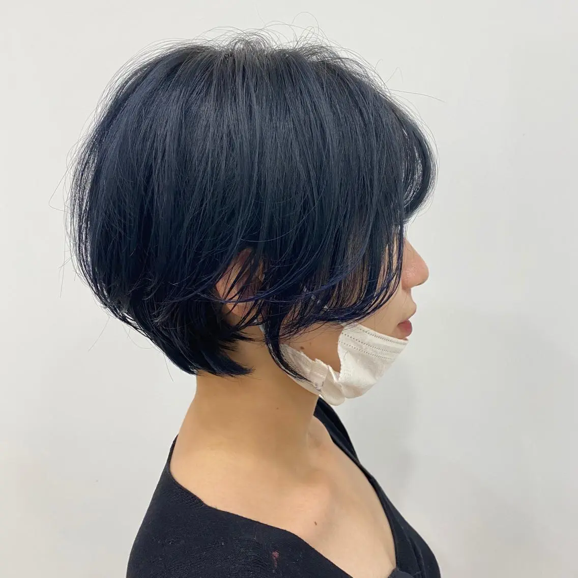 ショート カラー 黒髪 ブリーチ ブルーカラー ブルーブラック ヘアカラー トリートメント ꧁𐬹川端 さくら𐬹꧂のヘアスタイル