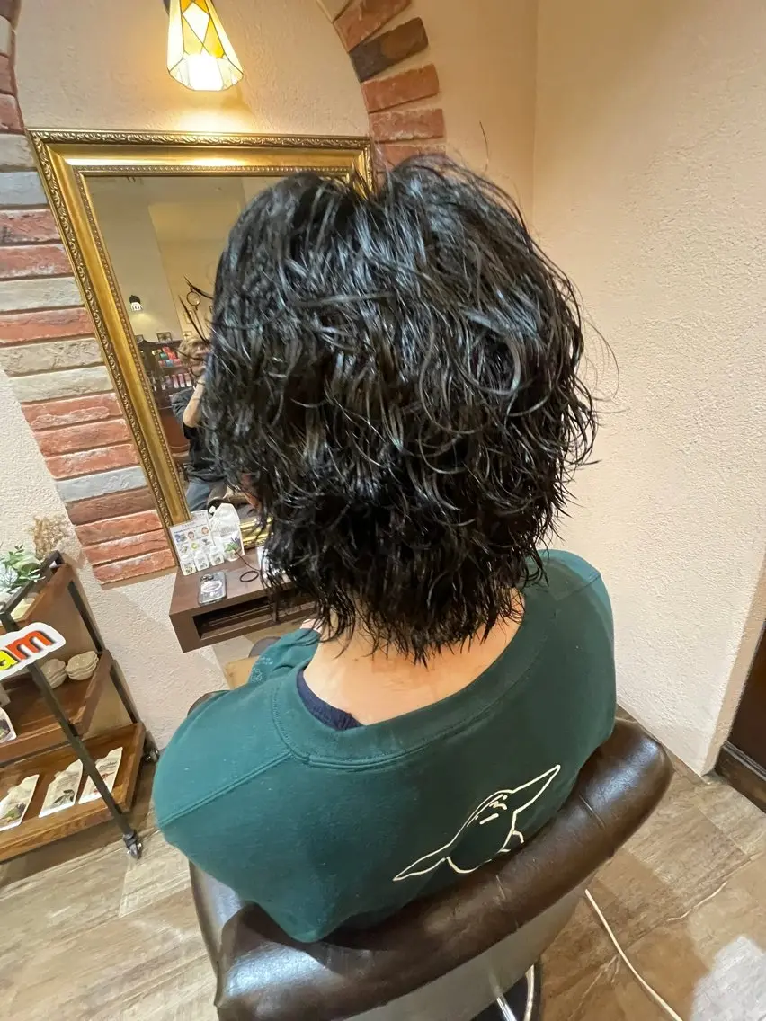 パーマ メンズ 波巻きパーマ メンズウルフカット ウルフカット 濱岸 蓮央のヘアスタイル