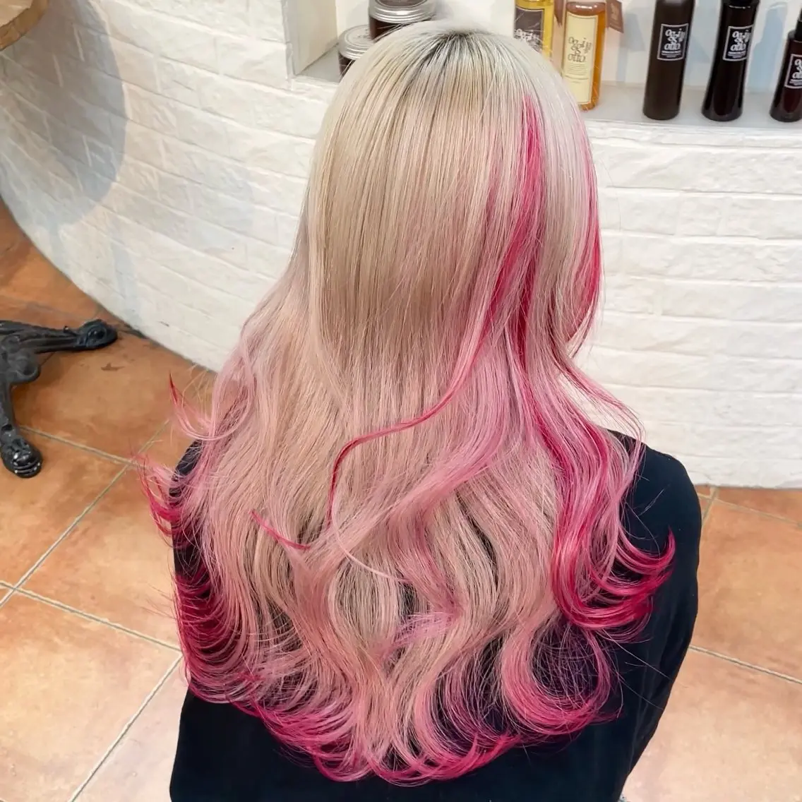 ロング カラー 黒髪 ブリーチ ブロンド ケアブリーチ デザインカラー ブリーチなしピンク 赤井龍斗のヘアスタイル
