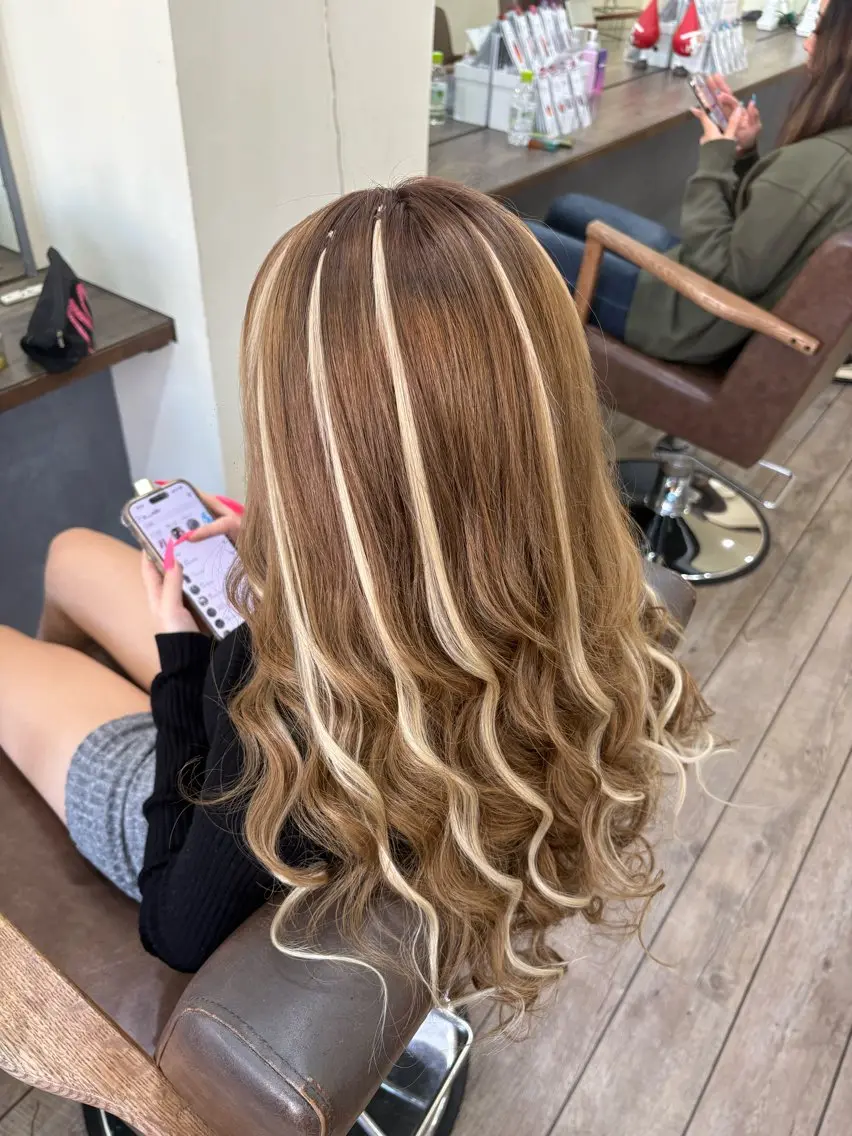 ロング カラー 編み込みエクステ ブリーチ ハイライトカラー エクステ ハイライト ヘアカラー エクステ WEST OLAND 黒坂佳乃のヘアスタイル