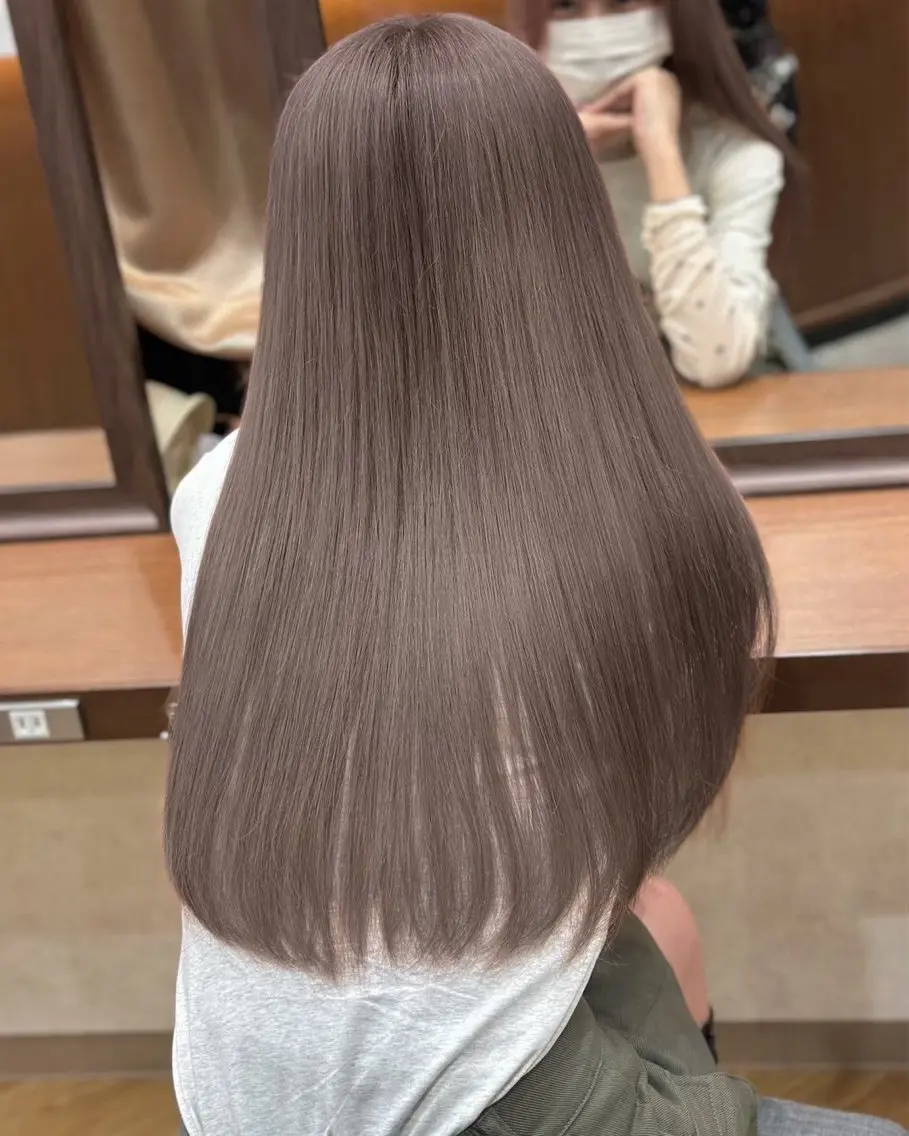 ロング カラー ヘアカラー トリートメント tomoya 透明感のグレージュのヘアスタイル