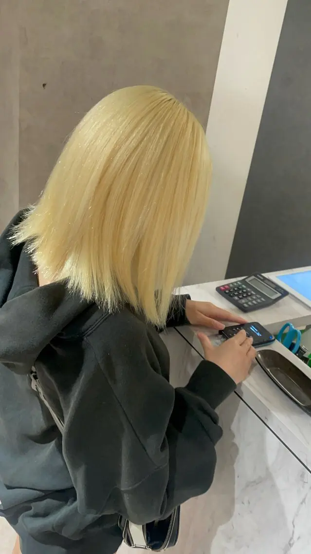 ミディアム ヘアカラー 🇰🇷ハイトーン× 韓国レイヤー레이어드のヘアスタイル