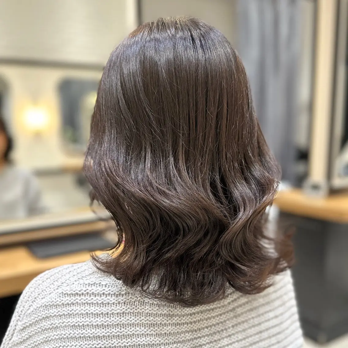 ミディアム カラー 透明感カラー グレージュ くびれヘア レイヤー/グレージュ メンズパーマのヘアスタイル