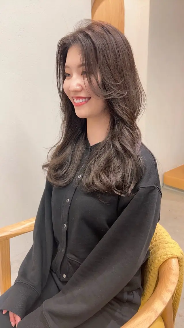 ロング カラー ロングレイヤー アッシュ ベージュカラー ブリーチ 透明感カラー カット ヘアカラー トリートメント 誰より丁寧なカット/ 小林輝/レイヤーのヘアスタイル