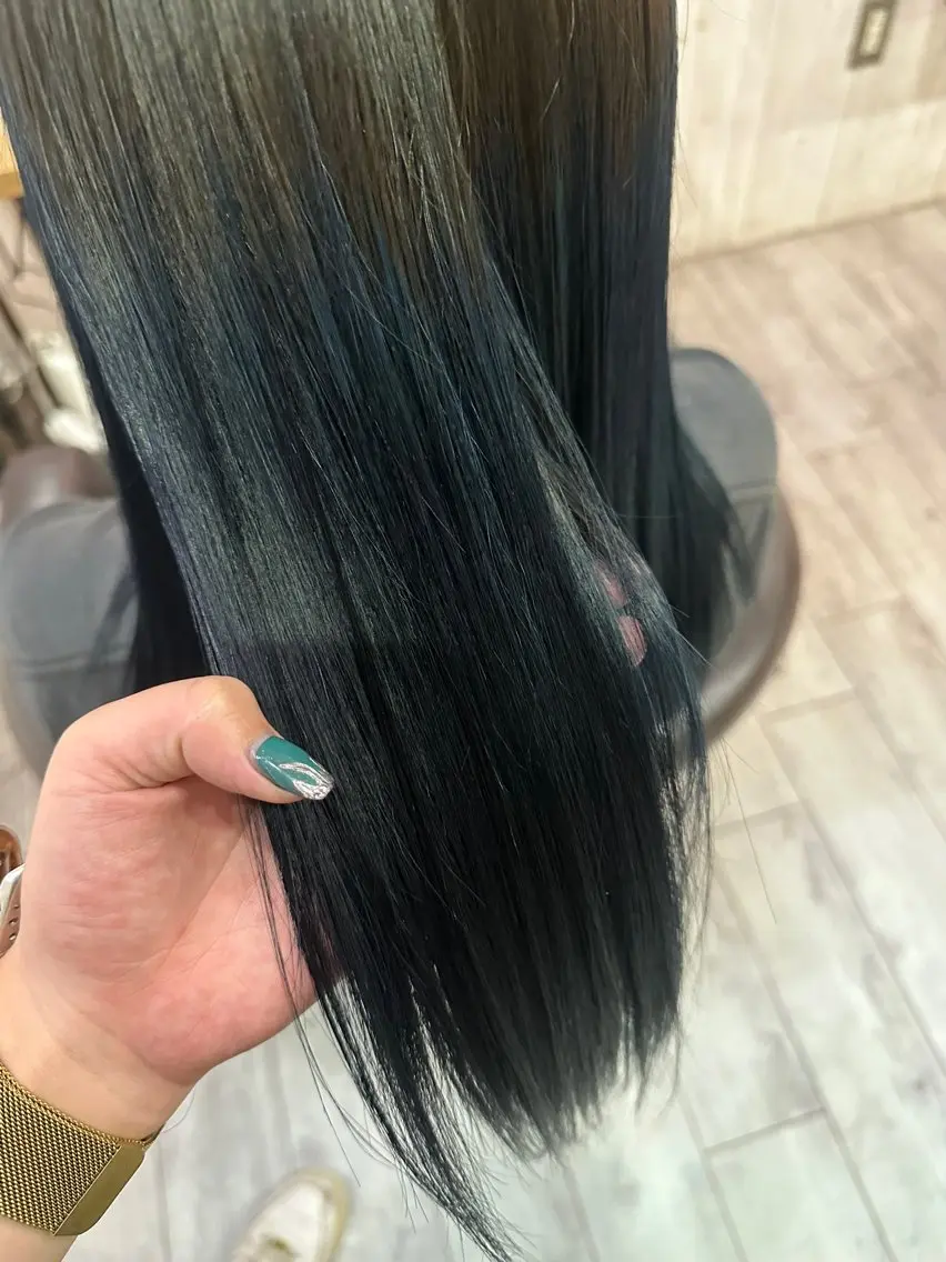 ロング カラー 黒髪 ブリーチ ブルーカラー ブルーブラック 蒔山 菜夕子のヘアスタイル