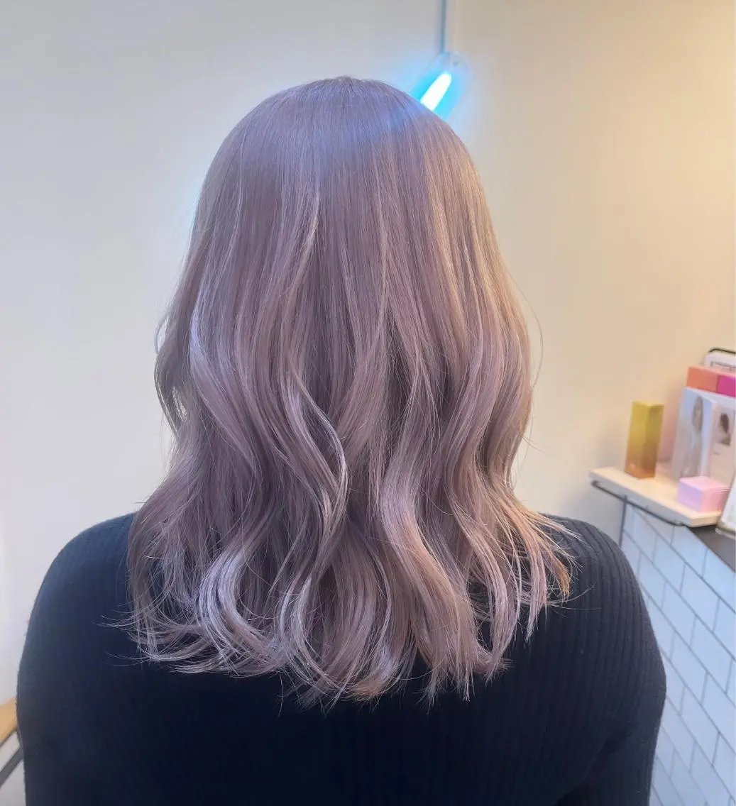 セミロング ヘアカラー ハイトーンカラー 🦋yuri🦋のヘアスタイル