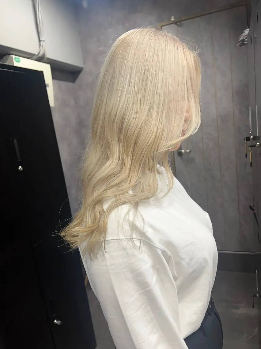 ロング カラー ブリーチ ヘアカラー トリートメント 宮下 愛璃紗のヘアスタイル