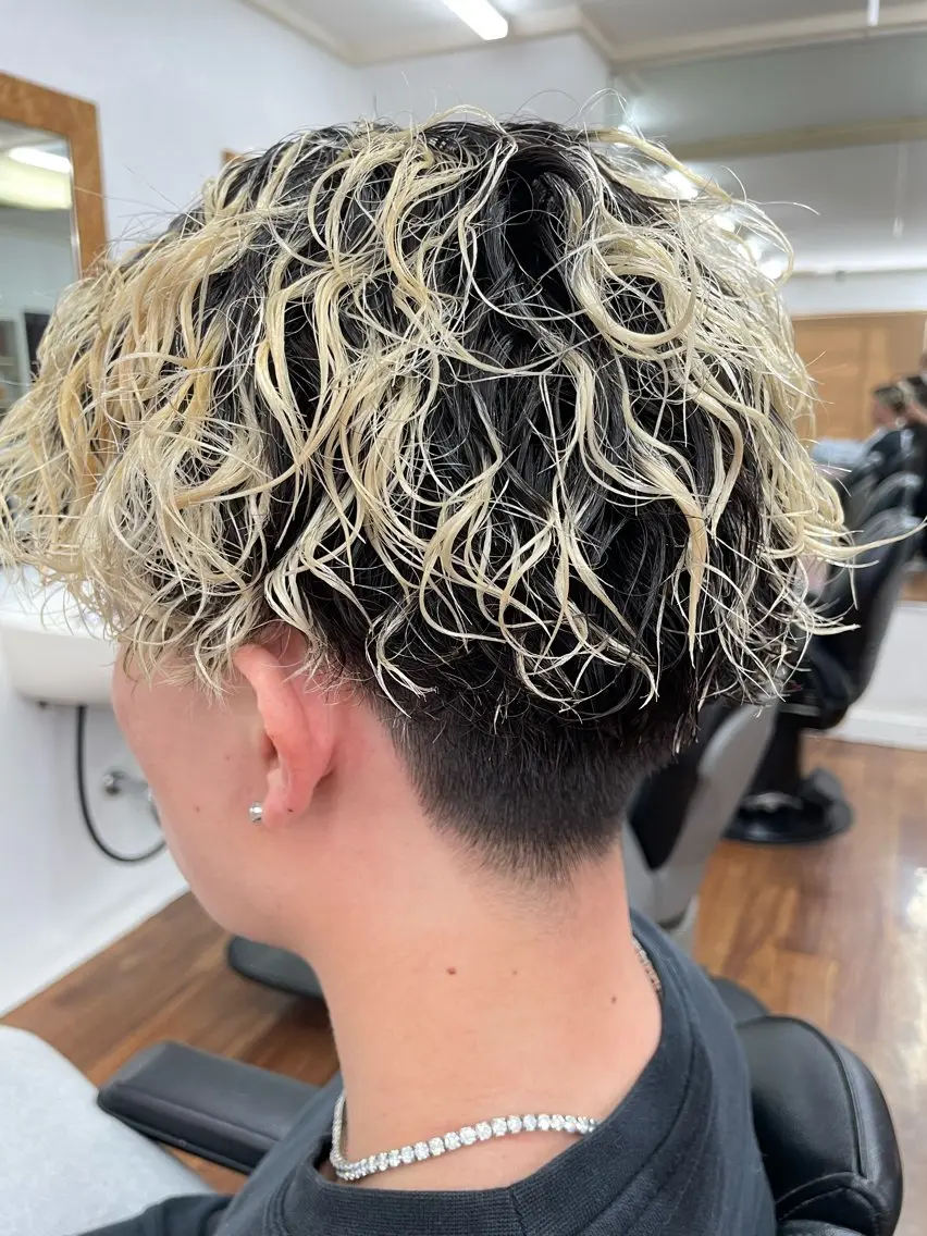 ショート パーマ メンズ メンズブリーチ 本橋 琴実のヘアスタイル