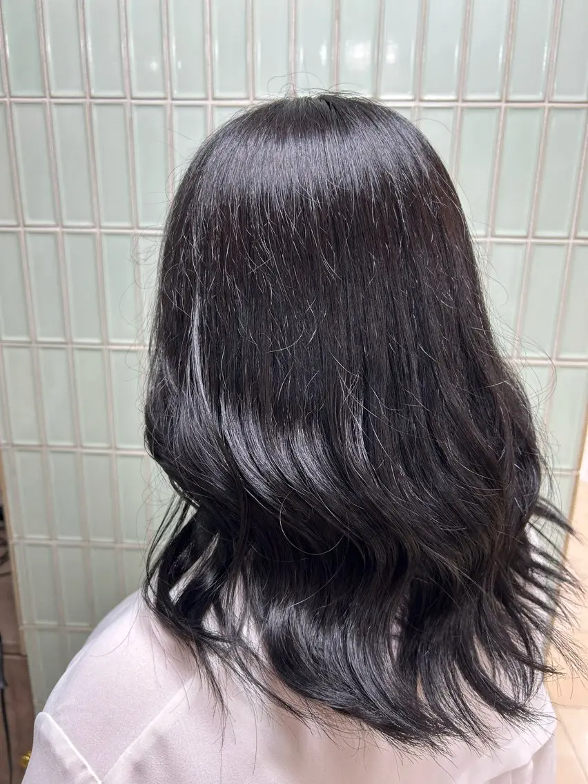 セミロング カラー 秋山 果凜のヘアスタイル