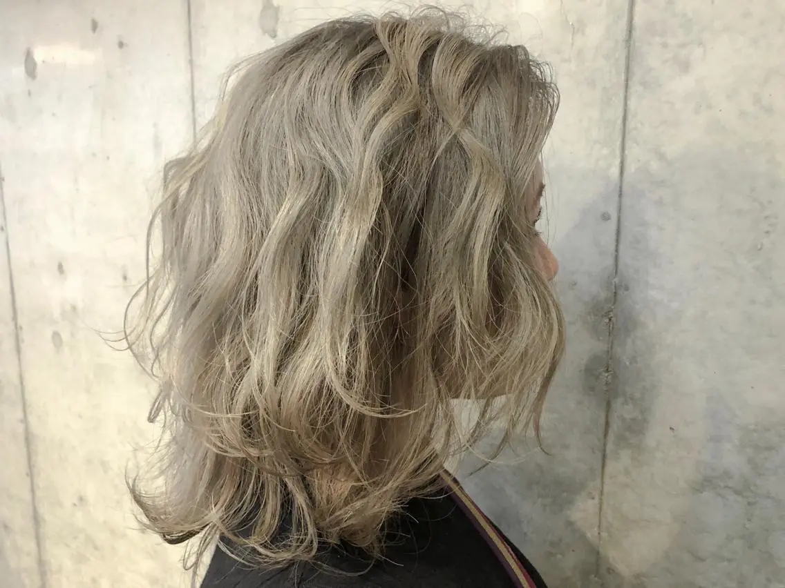ミディアム カラー ヘアアレンジ ブロンド ハイトーンカラー 藤原 ちひろのヘアスタイル