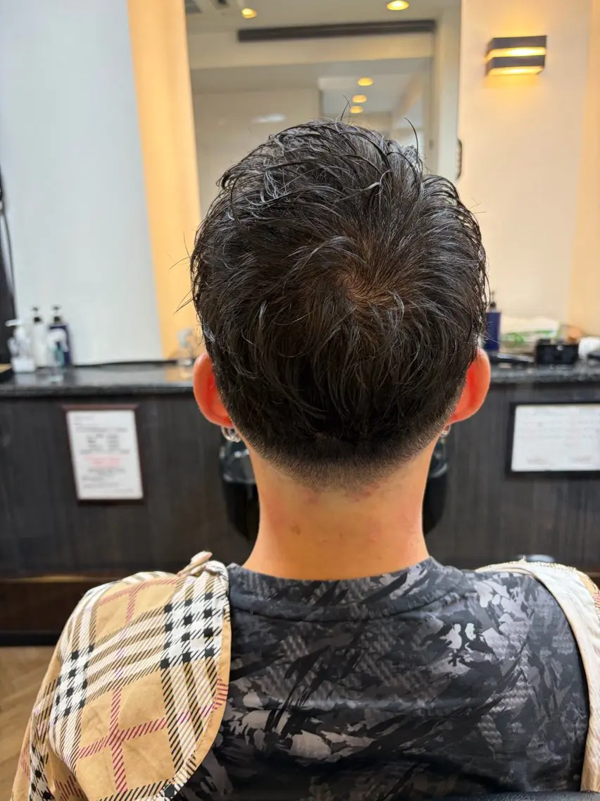 メンズ アップバング フェードカット メンズパーマ スキンフェード カット 中村 立のヘアスタイル