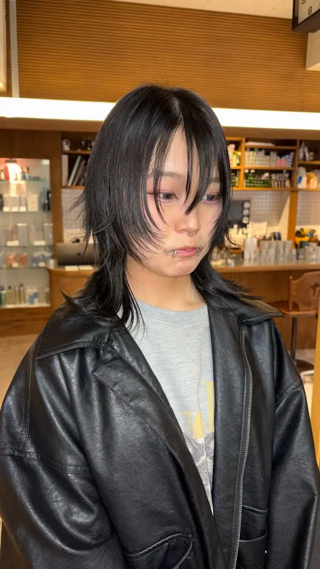ミディアム カラー ダークグレー シャギー ウルフカット カット パ ルのヘアスタイル