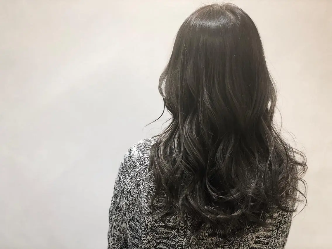 セミロング カラー ヘアアレンジ ダークグレー ヘアカラー いしだ みさきのヘアスタイル